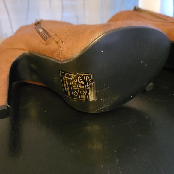 High heel booties zip up size 6.5 but runs small - Picture 6 of 7